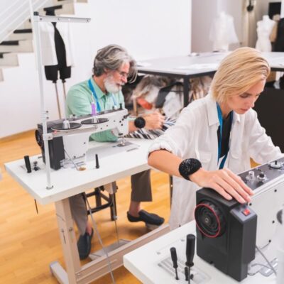 Elektryczne stelaże do biurek pobierają 150–300 W tylko podczas regulacji; ok. 2 min/dzień to ok. 0,2 kWh/mies., a czuwanie może kosztować więcej.